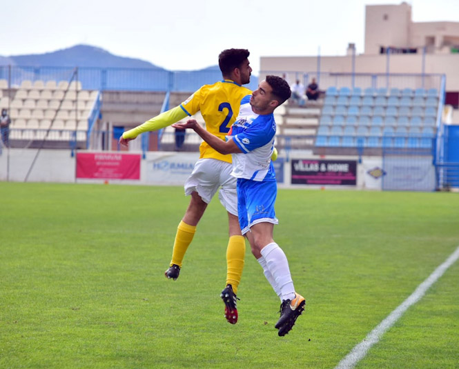 Juanjo Peña (CF Motril) y Ferrete (Alhaurino) en un lance del partido (SEMANARIO MUCHO DEPORTE) 