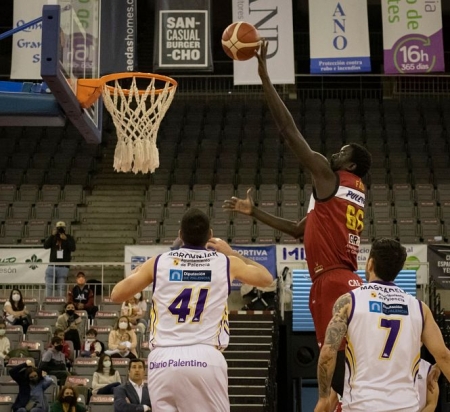 Bamba Fall tras superar su lesión vuelve a reinar en la zona (FERMÍN RODRÍGUEZ / FUNDACIÓN CB GRANADA) 
