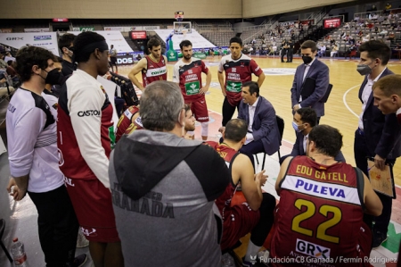 Pablo Pin da instrucciones en un tiempo muerto (FERMÍN RODRÍGUEZ/ FUNDACIÓN CB GRANADA)
