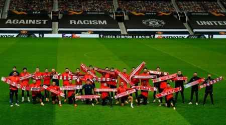La plantilla del Granada, con las bufandas de las peñas rojiblancas sobre el césped de `Old Trafford` (GCF) La plantilla del Granada, con las bufandas de las peñas rojiblancas sobre el césped de `Old Trafford` (GCF)