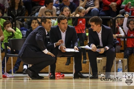 Pablo Pin habla con su cuerpo técnico (FUNDACIÓN CB GRANADA) Pablo Pin habla con su cuerpo técnico (FUNDACIÓN CB GRANADA)