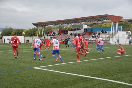 Lance del partido en el `Municipal de Armilla` (G.R. LÁZARO / GRJ) Lance del partido en el `Municipal de Armilla` (G.R. LÁZARO / GRJ)