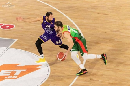 Cristian Díaz intenta irse de Dani Rodríguez (VÍCTOR QUINTANA / PALENCIA BALONCESTO)