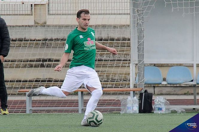 Álex Ortega anotó dos goles ante el Torre del Mar (JOSÉ M. BALDOMERO / ARCHIVO) 