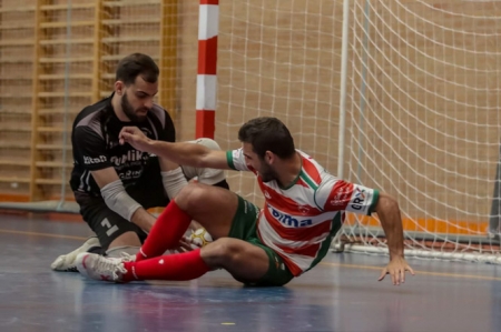 Juanmi pelea por el balón con el cancerbero cordobés (JOSÉ VELASCO) 
