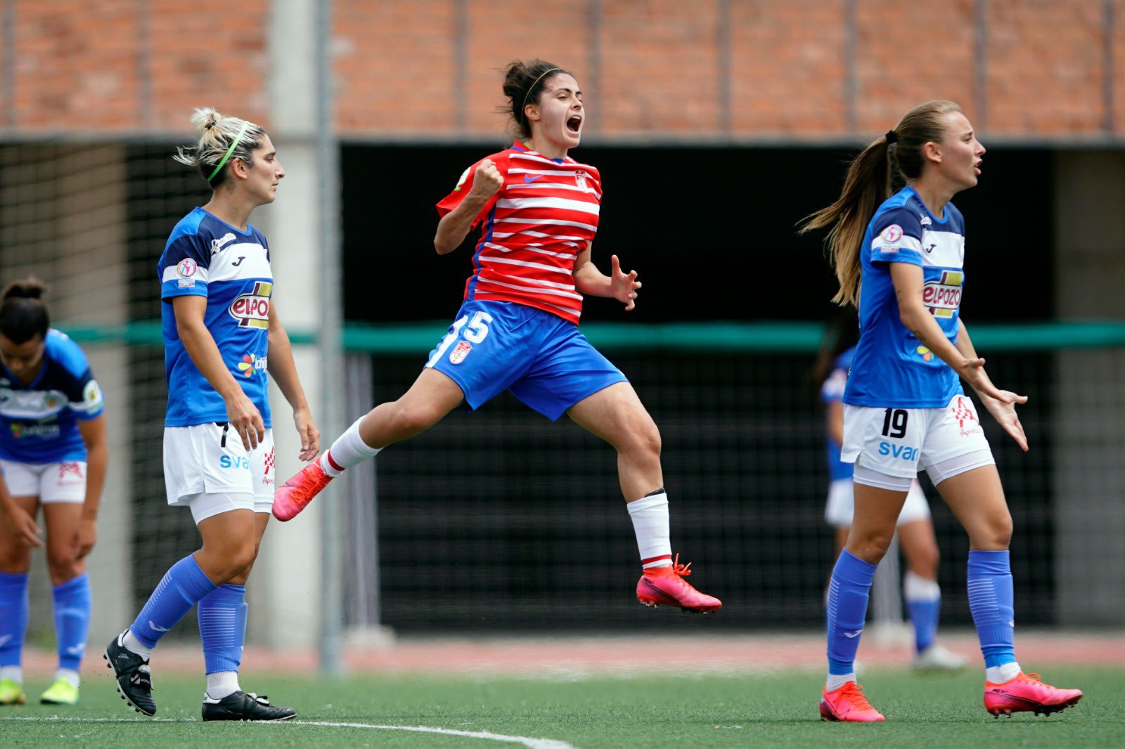 Nerea Agüero celebra su gol ante el Alhama (GCF FEMENINO)
