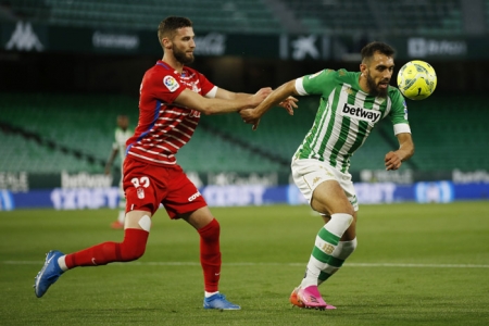 Domingos Duarte, que reapareción tras su lesión, intenta parar al goleador Borja Iglesias (LALIGA)