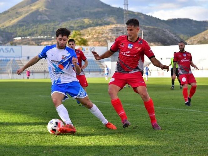Álex Romero pugna por el balón con un jugador del Motril en la ida (SEMANARIO MUCHO DEPORTE) 