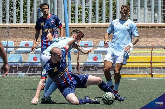 Paquito pelea por el balón ante dos jugadores del Berja (JOSÉ M. BALDOMERO) 