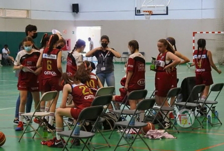 Las jugadoras granadinas durante un tiempo muerto (FUNDACIÓN CB GRANADA) Las jugadoras granadinas durante un tiempo muerto (FUNDACIÓN CB GRANADA)
