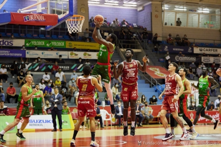 Thomas Bropleh anota en la zona (FERMÍN RODRÍGUEZ / FUNDACIÓN CB GRANADA) 