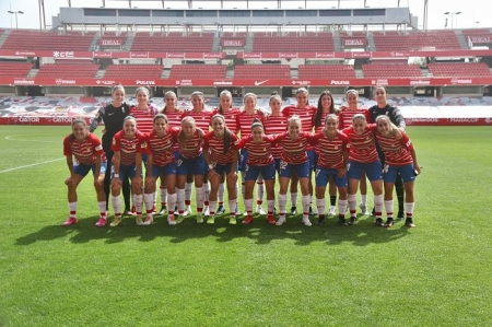 Todas las jugadoras del Granada posaron juntas antes del encuentro (JOSÉ VELASCO / GRJ)