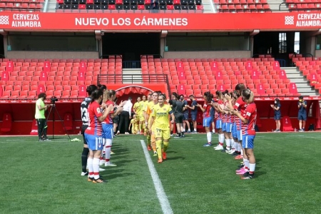 El Granada Femenino hizo el pasillo de homenaje al campeón de la categoría, el Villarreal (JOSÉ VELASCO / GRJ) El Granada Femenino hizo el pasillo de homenaje al campeón de la categoría, el Villarreal (JOSÉ VELASCO / GRJ)