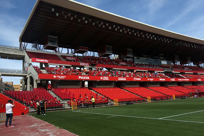 Aspecto que presentó la triubuna del `Nuevo Los Cármenes` durante el partido de ayer (JOSÉ VELASCO / GRJ)