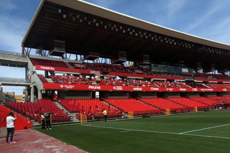 Aspecto que presentó la triubuna del `Nuevo Los Cármenes` durante el partido de ayer (JOSÉ VELASCO / GRJ) Aspecto que presentó la triubuna del `Nuevo Los Cármenes` durante el partido de ayer (JOSÉ VELASCO / GRJ)