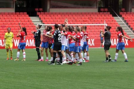 El Granada Femenino agradeció, en innumerables ocasiones, el apoyo a sus familiares una vez que finalizó el encuentro (JOSÉ VELASCO / GRJ)