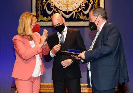Entrega de la medalla a Luis Rubiales (RFEF) Entrega de la medalla a Luis Rubiales (RFEF)