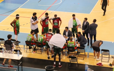 Pablo Pin da instrucciones durante un tiempo muerto (ÁLVARO BARBERO/FUNDACIÓN CB GRANADA) Pablo Pin da instrucciones durante un tiempo muerto (ÁLVARO BARBERO/FUNDACIÓN CB GRANADA)