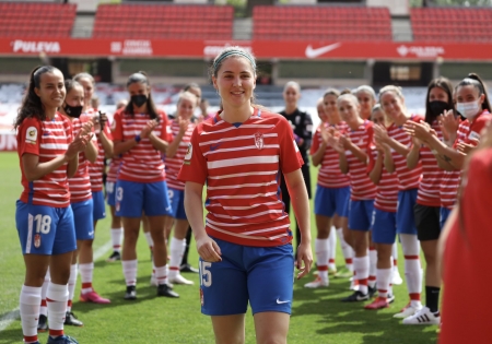 Mari, durante el homenaje que le realizaron sus compañeras en el último partido de la temporada ante el Villarreal (GCF FEMENINO) Mari, durante el homenaje que le realizaron sus compañeras en el último partido de la temporada ante el Villarreal (GCF FEMENINO)