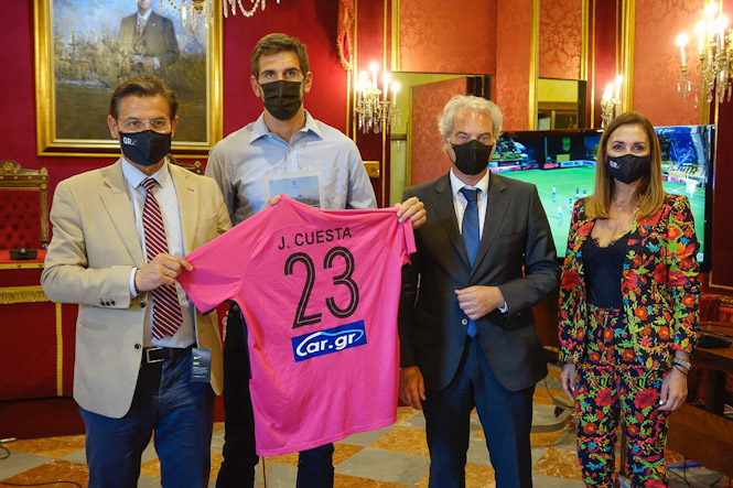 Recibimiento a Julián Cuesta en el Ayuntamiento de Granada (JAVIER ALGARRA/AYUNTAMIENTO)