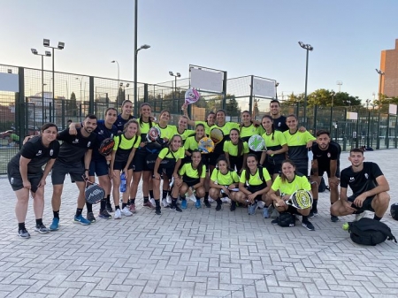 El Granada Femenino, durante la jornada de pádel de la que disfrutó hace unos días (GCF FEMENINO) El Granada Femenino, durante la jornada de pádel de la que disfrutó hace unos días (GCF FEMENINO)