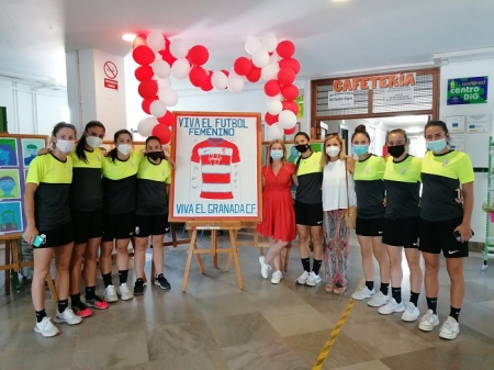 Ocho jugadoras del Granada Femenino asistieron al IES Emilio Muñoz el pasado viernes (TWITTER @FAYARDELISE)
