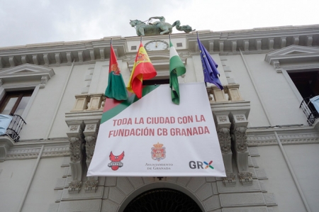 Pancarta de apoyo en la fachada del Ayuntamiento (AYTO. GRANADA/ Pancarta de apoyo en la fachada del Ayuntamiento (AYTO. GRANADA/