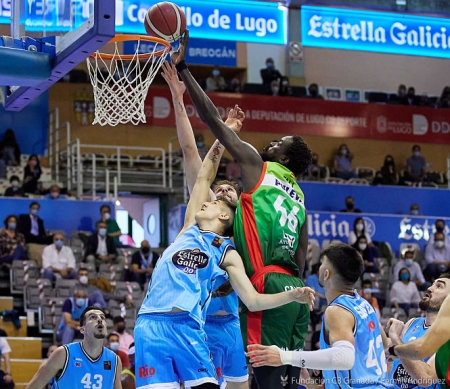 Bamba Fall machaca el aro (FERMÍN RODRÍGUEZ / FUNDACIÓN CB GRANADA) 