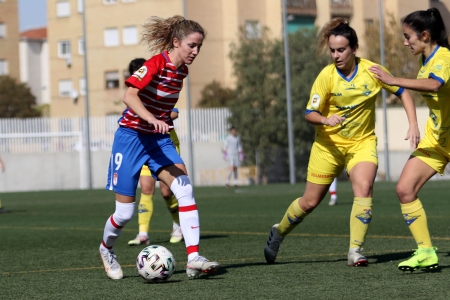 Lauri asumió y demostró los galones de capitana y acabó siendo la máxima goleadora del Granada Femenino (JOSÉ VELASCO / GRJ) Lauri asumió y demostró los galones de capitana y acabó siendo la máxima goleadora del Granada Femenino (JOSÉ VELASCO / GRJ)