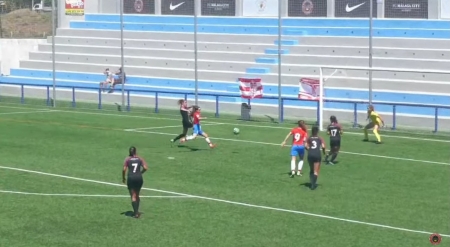 Momento en el que Ángela Calero remató para hacer el gol que le dio al Granada Femenino B el pase a la final por el ascenso a Primera Nacional (FC MALAGA CITY TV) Momento en el que Ángela Calero remató para hacer el gol que le dio al Granada Femenino B el pase a la final por el ascenso a Primera Nacional (FC MALAGA CITY TV)