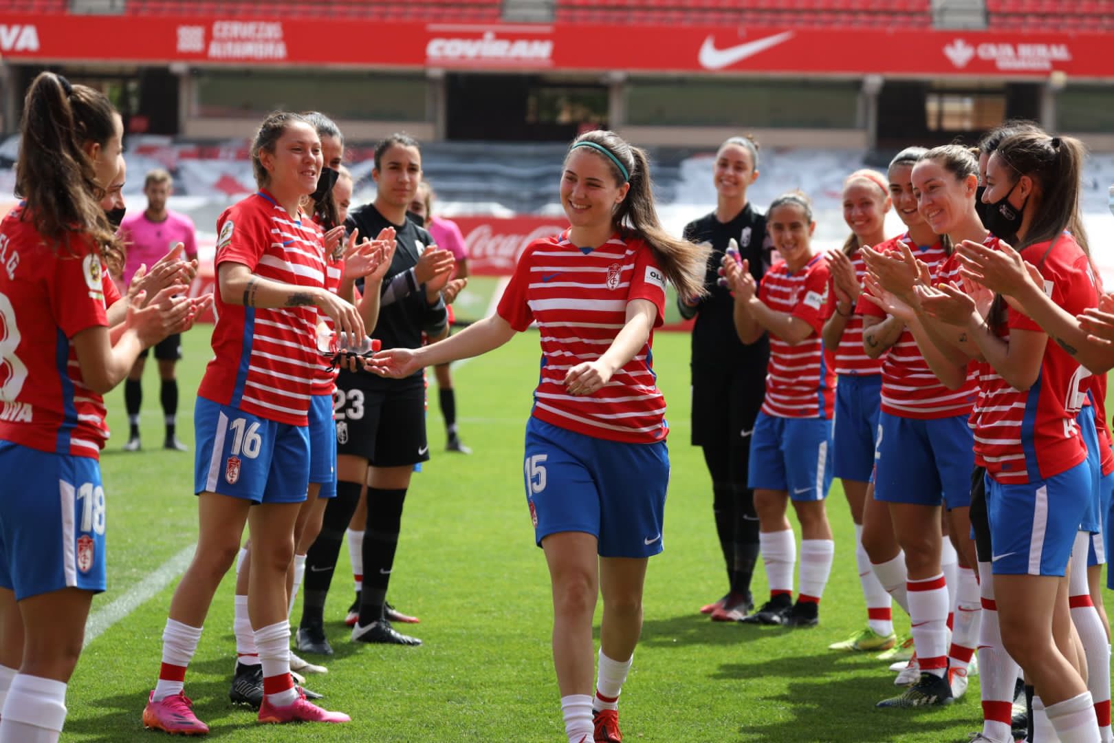 Mari recibió un merecido homenaje durante su último partido en el `Nuevo Los Cármenes` (GCF FEMENINO)