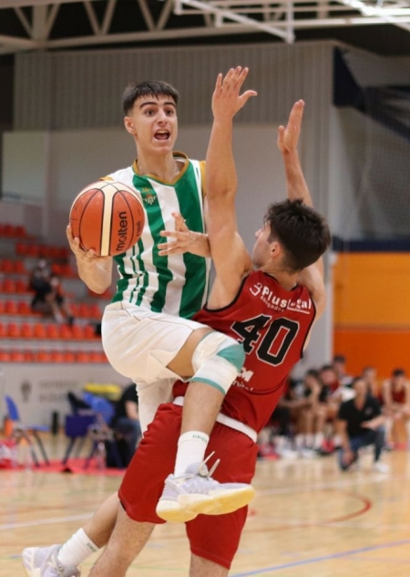 Un jugador del Real Betis penetra ante un jugador de Torrelodones (AYTO. GRANADA) Un jugador del Real Betis penetra ante un jugador de Torrelodones (AYTO. GRANADA)