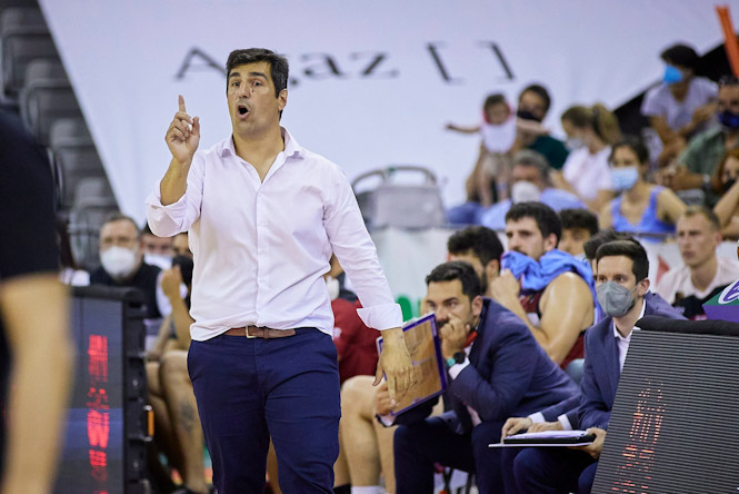 Pablo Pin dando instrucciones durante el pasado Play Off (FERMÍN RODRÍGUEZ / FUNDACIÓN CB GRANADA) 