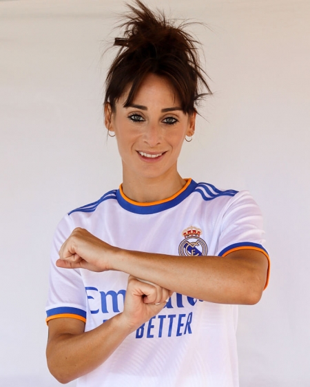 Esther González posa con su nueva camiseta, la del Real Madrid (REAL MADRID FEMENINO) Esther González posa con su nueva camiseta, la del Real Madrid (REAL MADRID FEMENINO)