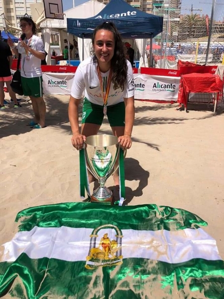 Elisa Pérez posa con la copa conquistada (CD VÉLEZ DE BENAUDALLA) Elisa Pérez posa con la copa conquistada (CD VÉLEZ DE BENAUDALLA)