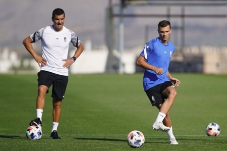 Rubén Torrecilla observa el entrenamiento de su equipo (GRANADA CF) Rubén Torrecilla observa el entrenamiento de su equipo (GRANADA CF)