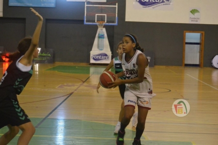 Una jugadora del conjunto granadino durante el partido (FUNDACIÓN CB GRANADA) Una jugadora del conjunto granadino durante el partido (FUNDACIÓN CB GRANADA)