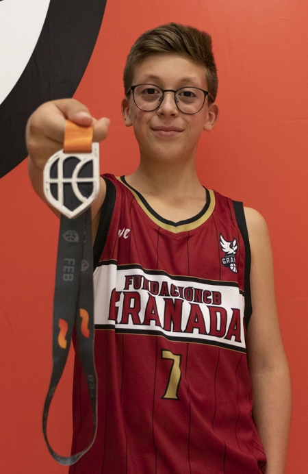 Alejandro Sánchez posa con una medalla conseguida (FUNDACIÓN CB GRANADA) Alejandro Sánchez posa con una medalla conseguida (FUNDACIÓN CB GRANADA)