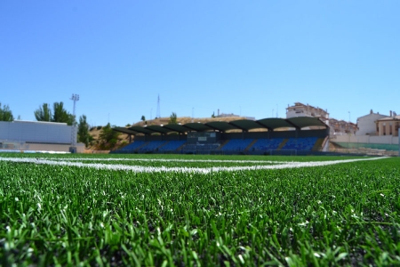Panorámica del nuevo césped artificial del municipal Antonio Bailón de Peligros (AYTO. PELIGROS)