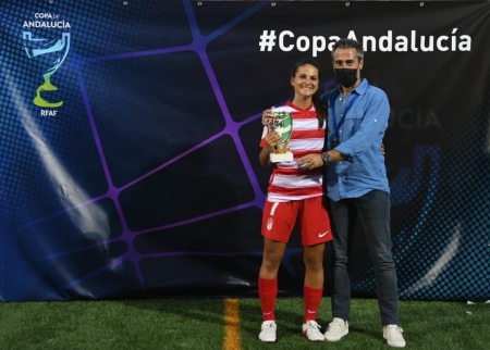 Laura Pérez recibió el trofeo a MVP de la Copa Andalucía de manos del seleccionador Jorge Vilda (RFAF)