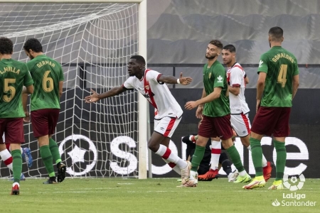 Nteka celebra el tercer tanto del Rayo al Granada, justo antes del descanso (LALIGA) Nteka celebra el tercer tanto del Rayo al Granada, justo antes del descanso (LALIGA)