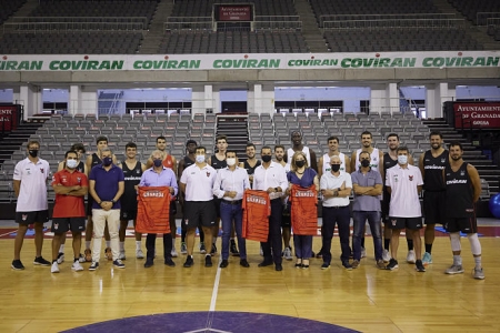 Foto de familia con el alcalde (FERMÍN RODRÍGUEZ / FUNDACIÓN CB GRANADA) Foto de familia con el alcalde (FERMÍN RODRÍGUEZ / FUNDACIÓN CB GRANADA)