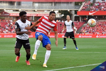 Lance del parido entre Granada CF y Valencia (JOSÉ M. BALDOMERO) Lance del parido entre Granada CF y Valencia (JOSÉ M. BALDOMERO)