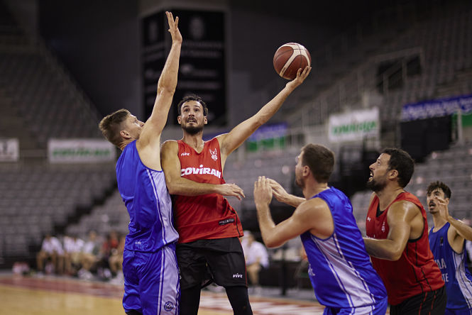 Lluís Costa lanza un gancho (FERMÍN RODRÍGUEZ / FUNDACIÓN CB GRANADA) 