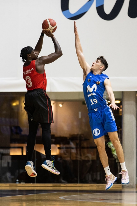 Thomas Bropleh lanza a canasta (MOVISTAR ESTUDIANTES / JUAN PELEGRÍN) 