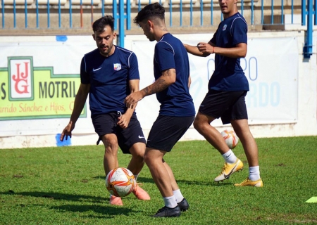 Un momento del entrenamiento de la plantilla del CF Motril durante esta semana (CF MOTRIL) Un momento del entrenamiento de la plantilla del CF Motril durante esta semana (CF MOTRIL)