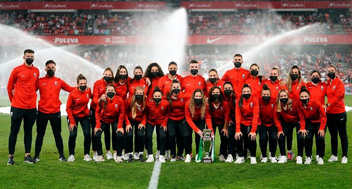 Instantánea del Granada Femenino sobre el césped de `Los Cármenes`, posando con la Copa de Andalucía (GCF)