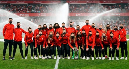 Instantánea del Granada Femenino sobre el césped de `Los Cármenes`, posando con la Copa de Andalucía (GCF)