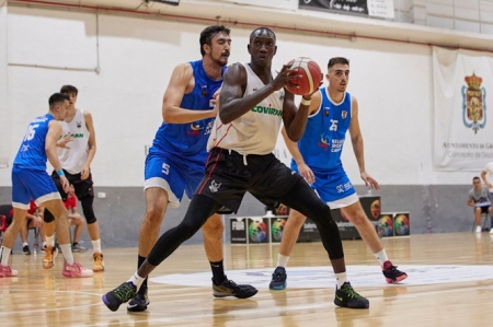 Petit Niang se hace sitio en la zona (FERMÍN RODRÍGUEZ/ FUNDACIÓN CB GRANADA) Petit Niang se hace sitio en la zona (FERMÍN RODRÍGUEZ/ FUNDACIÓN CB GRANADA)