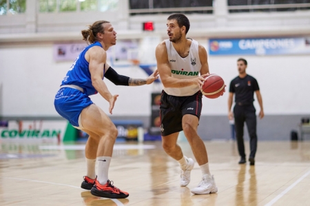 David Iriarte con la bola (FERMÍN RODRÍGUEZ / FUNDACIÓN CB GRANADA)